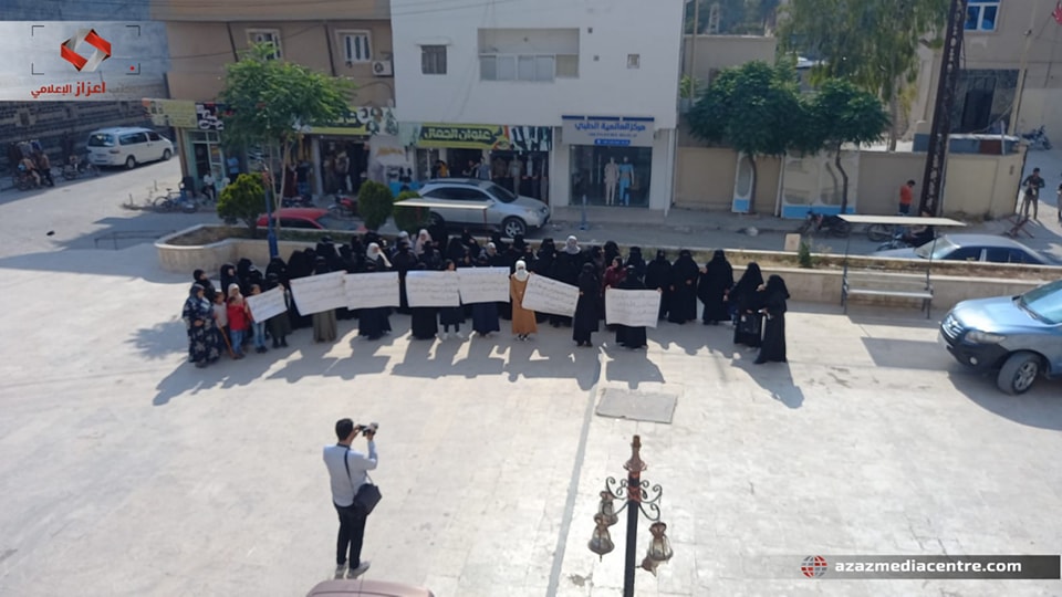 نساء منتسبات لحزب التحرير يخرجن بمظاهرة في اعزاز شمال حلب ضدّ التطبيع مع نظام الأسد وهيئة تحرير الشام.